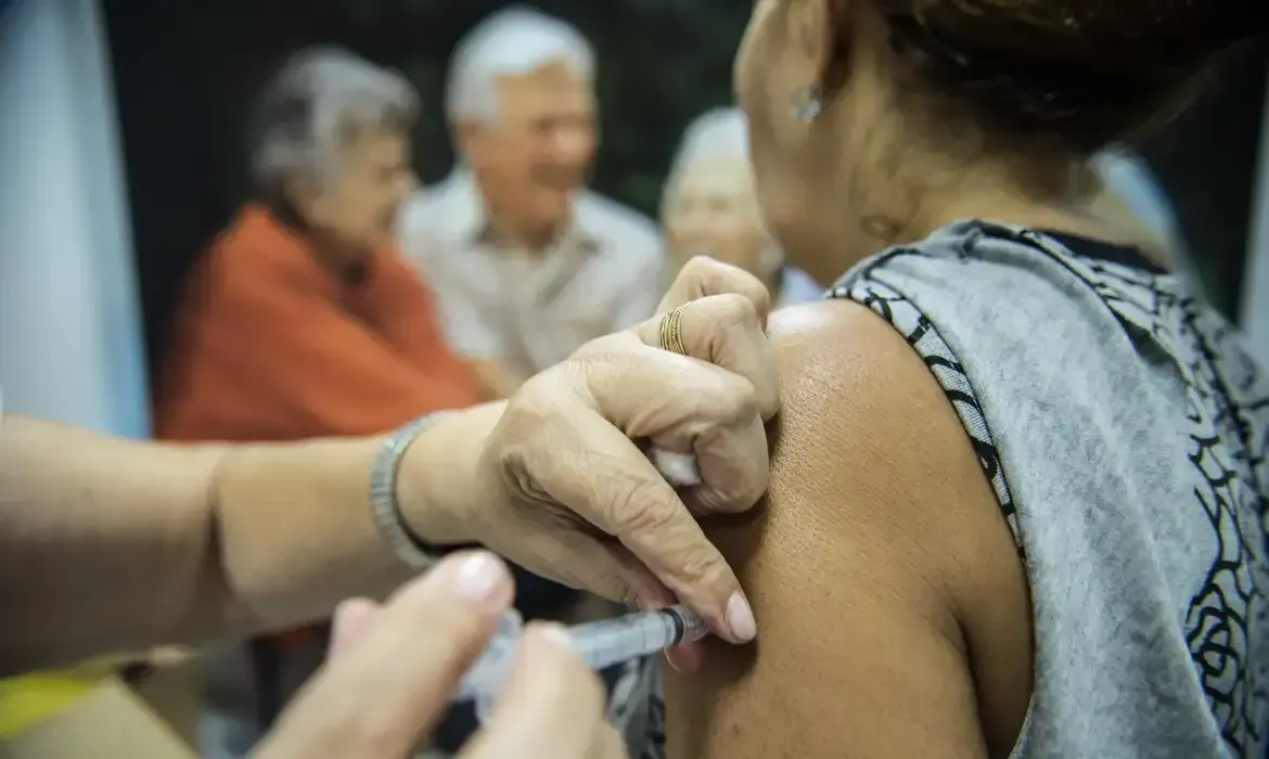 Imagem de compartilhamento para o artigo Infecções respiratórias avançam e matam mais idosos que a covid no Brasil da MS Todo dia